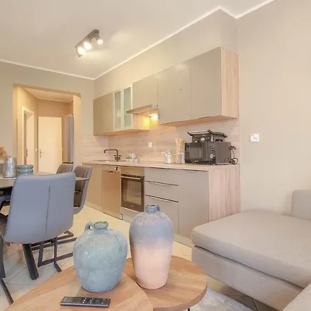 Ivy Apartment *