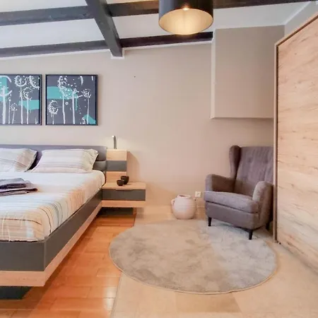 Ivy Apartment *